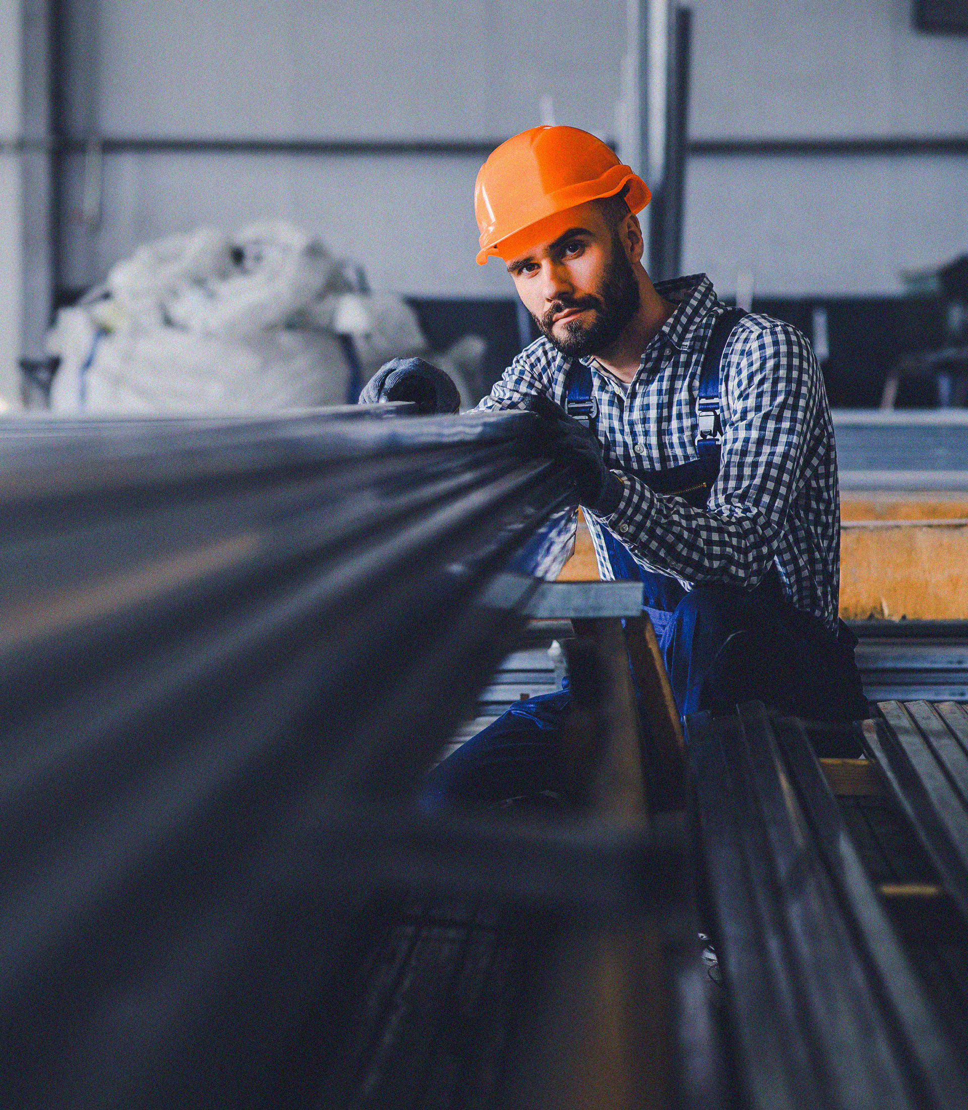 Client speaking with an aluminum supplier to place an order.